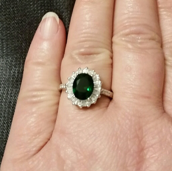 .925 Silver Oval Green Quartz & White Topaz Ring - Picture 6 of 7